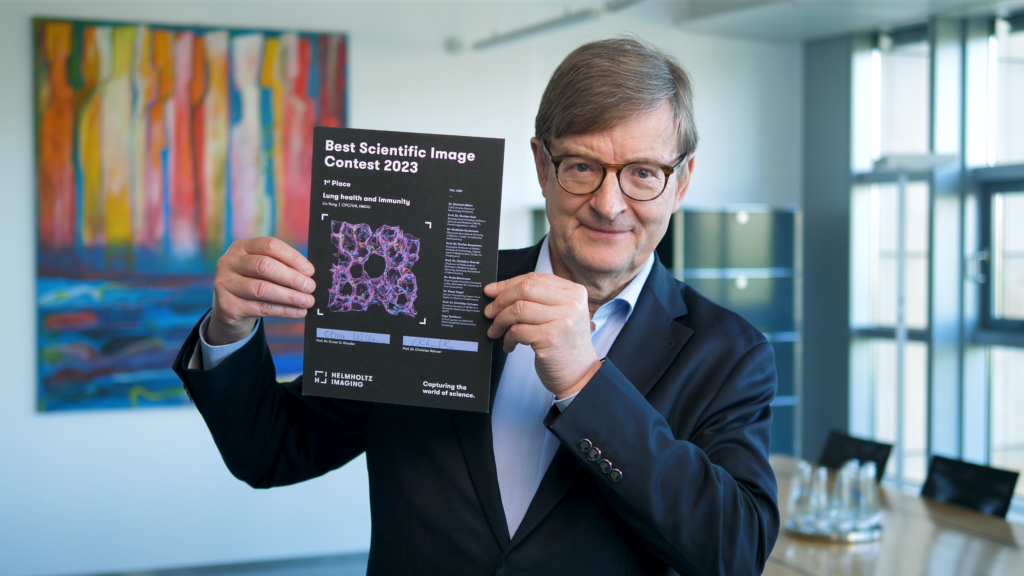 FOTO Prof. Dr. Wiestler awarding the Best Scientific Image 2023