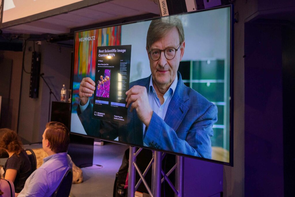 Helmholtz President Otmar Wiestler presenting the winner of the Best Scientific Image Contest 2024