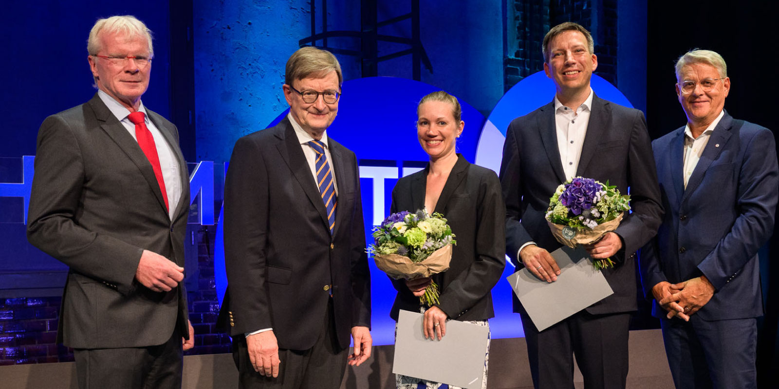Presentation of the Helmholtz High Impact Award (from left to right): Ferdi Schüth (Jury chairman), Otmar D. Wiestler (Helmholtz Association) and Volker Meyer-Guckel (Stifterverband) with the award winners Ellen Sletten and Oliver Bruns in the middle.